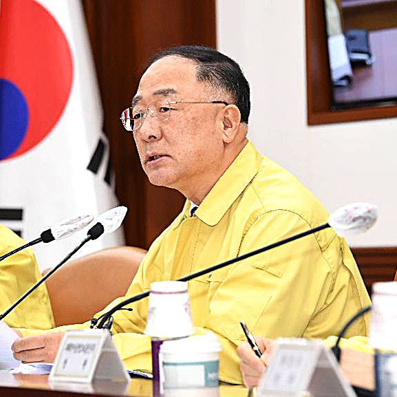 홍남기 경제부총리 겸 기획재정부 장관(사진)은 10일 오전 비상경제 중앙대책본부 회의를 열고 곧이어 정부의 22번째 부동산 대책인 '주택시장 안정 보완대책'을 발표했다. 이번 대책은 다주택자와 법인 등에 대한 세율 강화와 단기거래에 대한 양도소득세 및 취득세 대폭 인상이 골자다. ⓒ 기획재정부