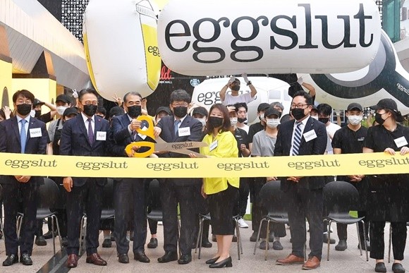 10일 SPC삼립이 미국 캘리포니아 명물 샌드위치 브랜드 에그슬럿(Eggslut) 국내 1호점인 '코엑스점'에서 오픈을 축하하며 관계자들과 테이프 컷팅식을 진행하고 있다. ⓒ SPC그룹