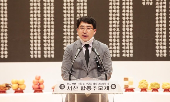 10일 오후 2시30분 서산시문화회관열리 합동추모제에서 맹정호 서산시장이 추모사를 낭독하고 있다.ⓒ 서산시