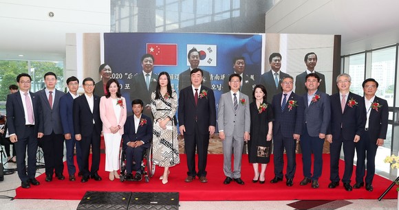 충남도는 10일 도청 본관 로비와 중국 랴오닝성에서 동시에 '2020 포스트 코로나 시대, 충청남도-랴오닝성 특별교류전' 개막식을 개최 후 관계자들이 기념촬영을 하고 있다. ⓒ 충남도