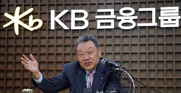 10년 전인 7월13일 여의도 국민은행 본점에서 열린 임시주주총회에서 KB금융지주회장으로 선임된 어윤대 회장이 취임사를 하고 있다. ⓒ 연합뉴스