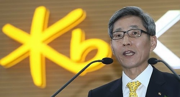 윤종규 신임 KB금융지주 회장이 서울 여의도 국민은행 본점에서 열린 취임식에서 취임사를 하고 있다. ⓒ 연합뉴스