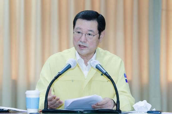 이용섭 광주광역시장은 14일 오전 시청 3층 중회의실에서 화요간부회의를 주재하고 코로나19에 철저히 대응해줄 것을 당부했다.ⓒ 광주광역시