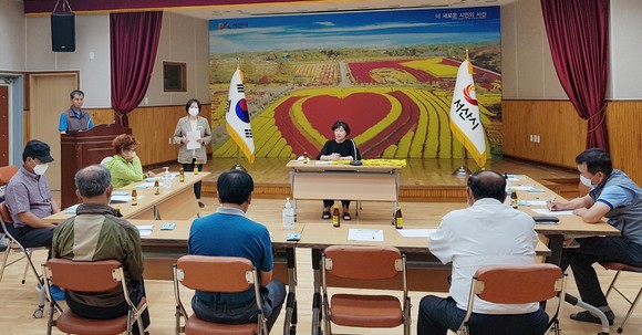 지난 13일 개최한 서산국화축제위원회 긴급회의 모습. ⓒ 서산시