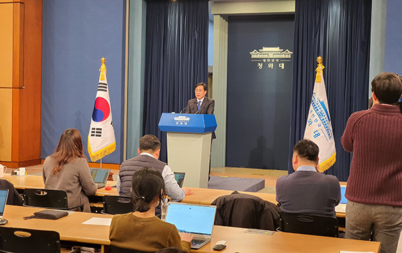 강민석 청와대 대변인은 14일자 한겨레신문 1면, 8면 청와대 행사 관련 보도와 관련해 과장 보도라고 지적했다. = 김경태 기자