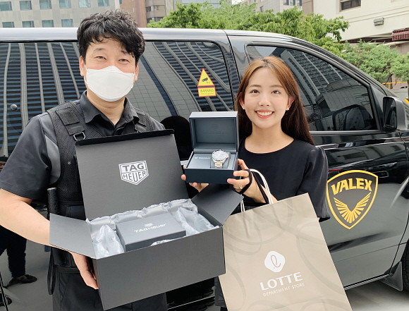 롯데백화점이 16일 롯데백화점몰에 명품 시계 브랜드 '태그호이어' 입점과 함께 '프리미엄 배송 서비스'를 본격 선보인다. © 롯데백화점