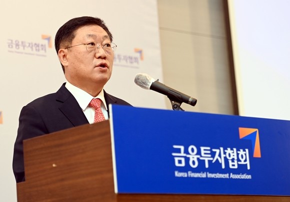 나재철 금융투자협회(이하 급투협) 회장이 16일 오전 11시 서울 여의도 전경련회관에서 열린 출입기자단 하계 간담회에서 올해 상반기 주요 경과에 대해 발표하는 모습. ⓒ 금융투자협회