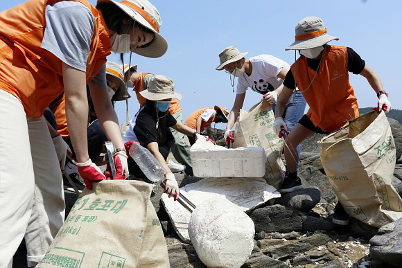 한화갤러리아 봉사단은 지난 6월19일 충남 태안 학암포를 방문해 해안 정화 봉사활동을 진행, 바다에서 떠내려온 폐플라스틱, 부표, 생활 쓰레기 등을 수거했다. © 한화갤러리아