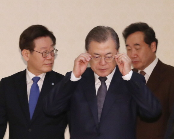 왼쪽부터 이재명 경기도 지사, 문재인 대통령 그리고 이낙연 민주당 의원. 이 의원이 현재 앞서고 있으나 이 지사가 판세를 뒤집으면서 민주당 대선 후보가 될 가능성은 여전히 남아 있다. ⓒ 연합뉴스