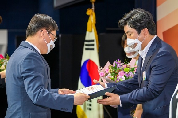 김창권 롯데카드 부회장은 '2020년 장애인 고용촉진 대회'에서 유공자로 선정돼 대통령 표창을 수상했다. 롯데카드는 "향후 장애인 고용의 질과 양을 높이고, 서로 배려하고 이해하는 일터를 만들기 위해 힘쓸 것"이라고 말했다. 사진은 최문석 롯데카드 경영지원부문장이 대통령 표창을 대리수상하는 모습. ⓒ 롯데카드