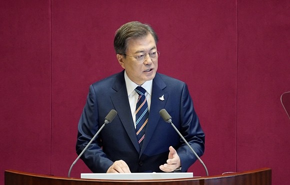 문재인 대통령은 17일 주식 정부 금융세제 개편안과 관련해 "주식시장을 위축시키거나 개인 투자자들의 의욕을 꺾는 방식이 아니어야 한다"고 언급했다. 사진은 문 대통령이 지난 16일 국회에서 열린 제21대 국회 개원식에서 연설하는 모습. ⓒ 연합뉴스