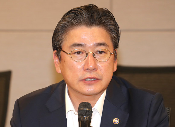산업통상자원부가 한국판 뉴딜 종합계획 후속 조치로 컨트롤 타워 역할을 할 '산업·에너지 한국판 뉴딜 추진단'을 발족했다. 사진은 단장을 맡은 정승일 산업통상자원부 차관. ⓒ 연합뉴스