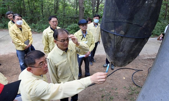 박종호 산림청장(왼쪽 두번째)이 포충기로 잡은 매미나방 살펴보고 있다. ⓒ 산림청