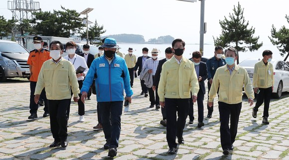 양승조 충남지사는 지난 17일 태안 만리포해수욕장을 찾아 코로나19 차단 방역 현장을 점검하고, 현장 근무자들을 격려했다. ⓒ 충남도