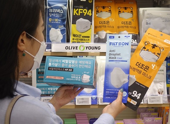올리브영 명동 플래그십을 방문한 고객이 마스크를 살펴보고 있는 모습. ⓒ 올리브영