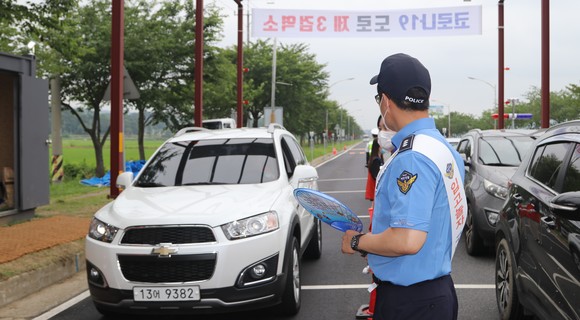 지난 18일 대천해수욕장 코로나 제3검역소에서 관광객 대상 홍보활동을 하는 모습. ⓒ 보령해경