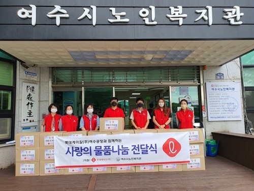 롯데케미칼 샤롯데 봉사단이 노인복지관과 연계해 재가노인 위생용품 및 생필품 지원하고 있다. ⓒ 롯데케미칼