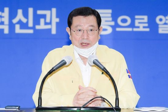 이용섭 광주광역시장은 21일 오전 시청 중회의실에서 확대간부회의에서 코로나19 2차감염 지역확산을 방지를 위해 방역수칙 준수 범시민 운동을 적극 펼쳐줄 것을 당부했다. ⓒ 광주광역시