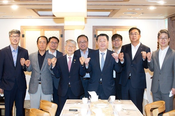 최기영 과학기술정보통신부 장관이 지난달 19일 오후 서울 종로구 세종문화회관 인근 식당에서 열린 '케이블TV 업계 간담회'에 참석해 기념촬영 하고 있다. ⓒ 과학기술정보통신부