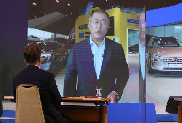정의선 수석부회장이 한국판 뉴딜 국민보고대회에서 설명하고 있는 모습. ⓒ 연합뉴스