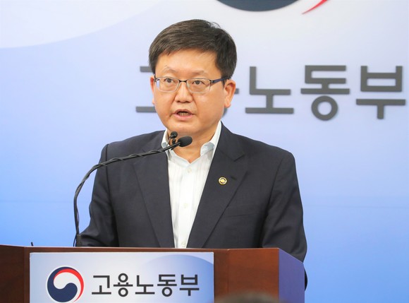 임서정 고용노동부 차관은 "코로나19로 재택·원격 근무가 정착되고 있고, 이를 활성화하기 위해 관리자의 인식변화와 근로자 권익보호를 둘러싼 법적 쟁점을 검토해 가이드라인을 마련하겠다"고 강조했다. ⓒ 연합뉴스