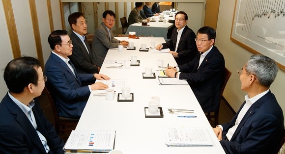 은성수 금융위원장이 23일 서울 중구 세종대로 한 음식점에서 5대 금융지주사 회장들과의 조찬 간담회를 진행했다. ⓒ 금융위