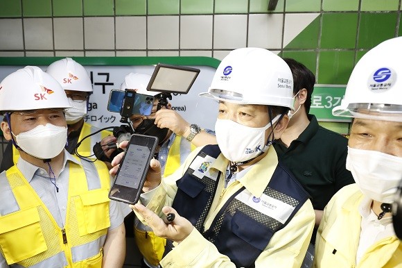 23일 새벽 을지로입구역 승강장에서 장석영 과학기술정보통신부 제2차관이 5G 다운로드 속도 측정 결과를 확인하고 있다. ⓒ 과학기술정보통신부