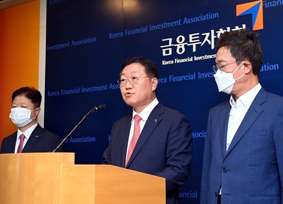 금융투자협회와 펀드업계는 23일 해외금리연계 DLF, 라임자산운용 사건에 이어 옵티머스자산운용 사건에 이르기까지 사모펀드 관련 사고가 연이어 발생한 것과 관련, 향후 재발방지를 통한 투자자 신뢰회복을 다짐했다. ⓒ 금융투자협회