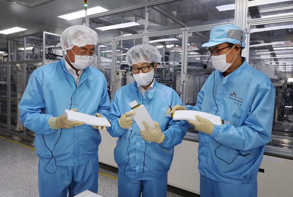 조명래 환경부 장관이 충남 서산시에 위치한 SK이노베이션 서산공장을 방문해 배터리 생산현장을 점검했다. ⓒ SK이노베이션