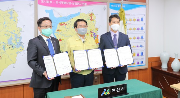 오세현 아산시장9가운데)과 김종권 포스코건설 부장(왼쪽), 장찬익 시티건설 이사(오른쪽)가 협약식을 체결 후 기념촬영하고 있다. ⓒ 아산시