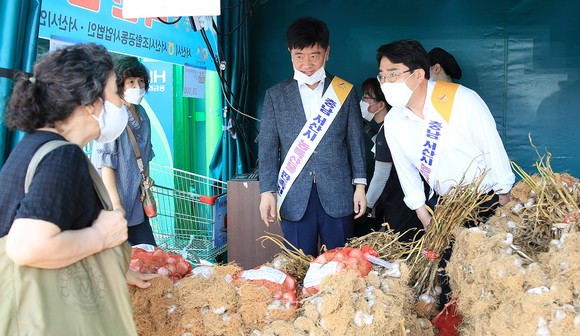 지난 9일 양재물류센터에서 맹정호 ㅅ산시장이 농특산물을 홍보 및 판매을 하고 있다. ⓒ 서산시