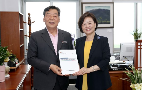 진선미 국토교통위원회 위원장과 가세로 태안군수가 기념촬영을 하고 있다. ⓒ 태안군