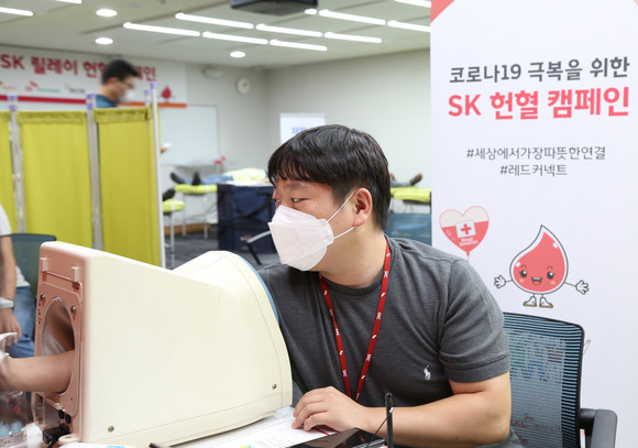 SKC가 코로나19 장기화로 인한 혈액 부족 사태 극복에 힘을 보태기 위해 헌혈 캠페인에 동참했다. ⓒ SKC