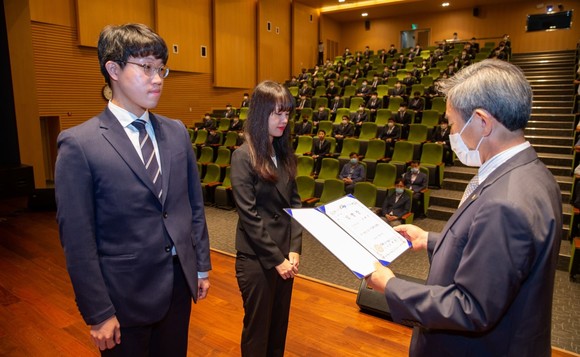 김병숙 서부발전 사장이 27일 오후 충남 태안 본사 컨벤션홀에서 열린 2020년 상반기 대졸공채 입사식에서 신입사원에게 임명장을 전달하고 있다. ⓒ 서부발전