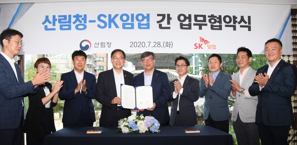 국외 온실가스 감축 사업의 발굴 및 공동이행을 위한 업무협약 체결식을 개최했다, 박종호 산림청장(왼쪽 네번째) 심우용 에스케이임업 대표이사(왼쪽 다섯번째). ⓒ 산림청