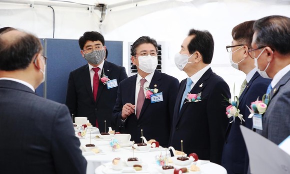 28일 한화토탈 내 대산수소연료전지 준공식장에서 맹정호 서산시장(왼쪽 두번째)을 비롯 정세균 국무총리(오른쪽 세번째) 등 다과 모습. ⓒ 서산시