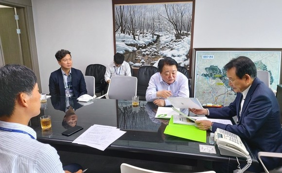 한범덕 청주시장이 국비확보를 위해 변재일 의원을 만나 면담하고 있다. ⓒ 청주시