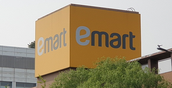 전국이마트노동조합에 따르면 지난 4일 서울 이마트 양재점에서 계산대 업무를 보던 직원이 쓰러져 병원에 옮겨졌으나 다음날인 5일 숨졌다. © 연합뉴스