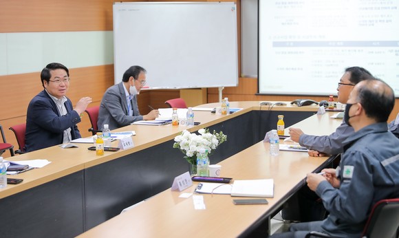 토리컴의 신규 투자에 따른 애로사항 청취 및 행정적 지원에 관한 컨설팅을 하는 오세현 아산시장. ⓒ 아산시