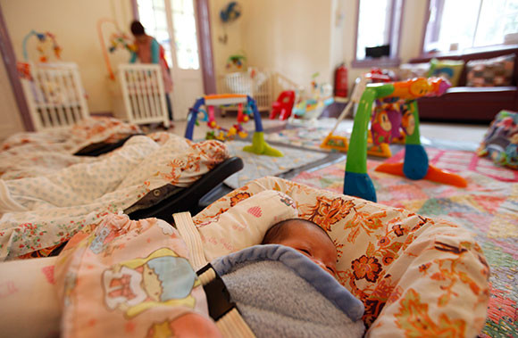 2010년 8월3일, 당시 교육과학기술부가 전국 35개 미혼모 시설에서 생활하는 학생 미혼모 73명을 대상으로 조사한 것을 발표했습니다. ⓒ 연합뉴스