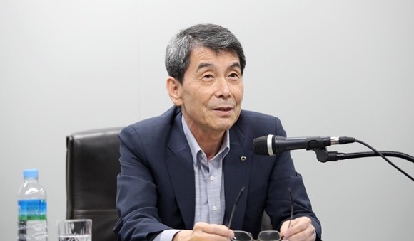 이동걸 산업은행 회장이 3일 온라인 기자간담회에서 아시아나항공 인수 문제와 관련한 입장을 밝히고 있다. ⓒ 연합뉴스