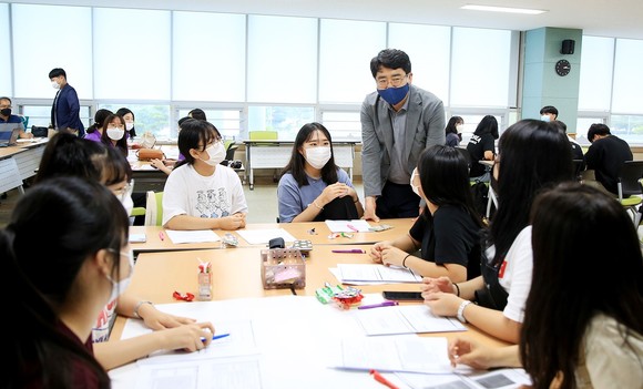 지난 1일 맹정호 서산시장이 청소년정책참여예산제 워크숍에서 청소년들과 소통하고 있는 장면. ⓒ 서산시