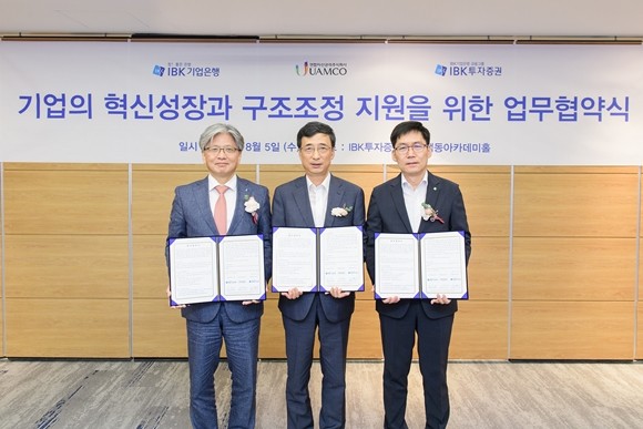 IBK기업은행 혁신금융그룹장 김형일 부행장(오른쪽), 유암코 김석민 대표이사(가운데), IBK투자증권 서병기 대표이사(왼쪽)가 5일 여의도 IBK투자증권 본사에서 '기업재무안정 PEF 업무협약'을 체결하고 기념사진을 찍고 있다. ⓒ IBK투자증권