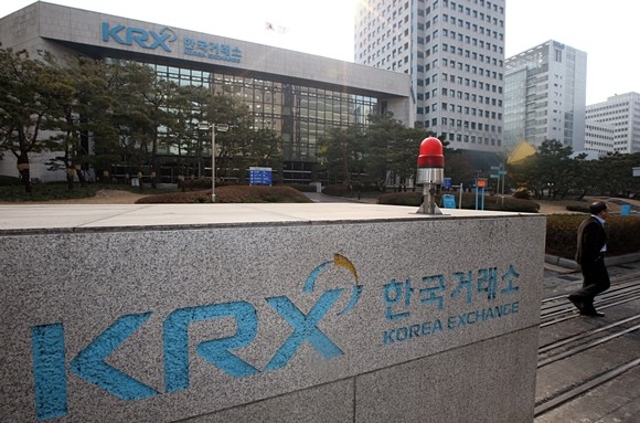 한국거래소는 9월7일 주식선물 9종목과 주식옵션 3종목을 포함해 상장지수펀드(ETF) 선물 1종목 등 총 13개 주식파생상품 종목을 추가 상장할 계획이라고 밝혔다. ⓒ 연합뉴스