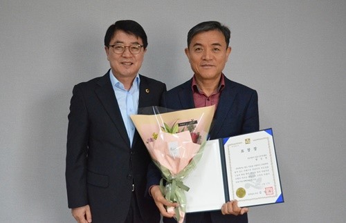 황성연 과장(오른쪽)이 장학 지원 등의 공로를 인정받아 지난해 11월 김경록 전남도지사 표창을 수상했다. ⓒ 광양제철소