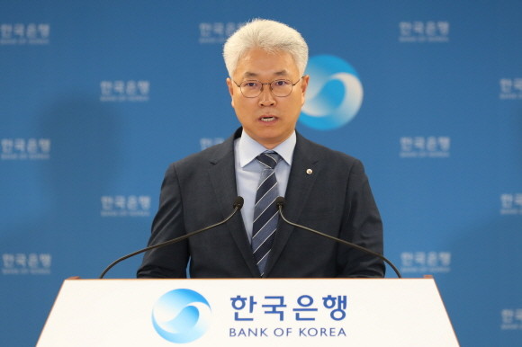 박양수 한국은행 경제통계국장이 6일 오전 서울 중구 한국은행에서 2020년 6월 국제수지(잠정)의 주요 특징을 설명하고 있다. © 한국은행