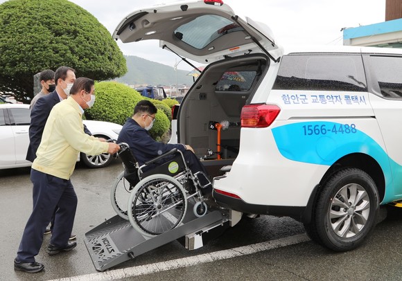 조근제 함안군수가 교통약자를 배려하고 있다. ⓒ 함안군
