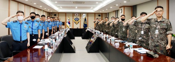해양경찰청과 해군본부는 6일 해양경찰청에서 '제4회 해양경찰·해군 정책회의'를 개최 후 단체 기념촬영을 하고 있다. ⓒ 해양경찰청