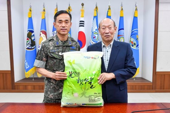 공군 제1전투비행단은 광주광역시 농협 쌀조합 공동사업법인과 광주·전남 지역 생산 쌀 구매 계약을 체결했다. ⓒ 공군 제1전투비행단