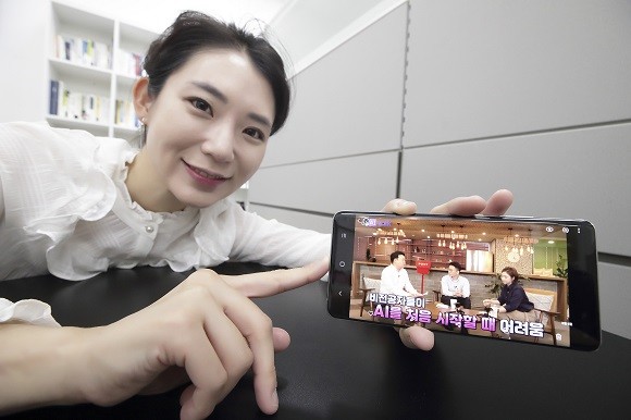 모델이 스마트폰을 통해 AI Study Week에서 제공하는 AI 학습 영상을 시청하고 있다. ⓒ KT